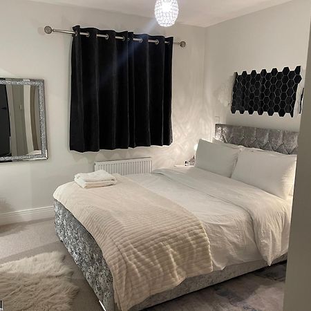 En-Suite Bedroom In A Family Home Near Gatwick Airport And Horley Station Hookwood Eksteriør bilde