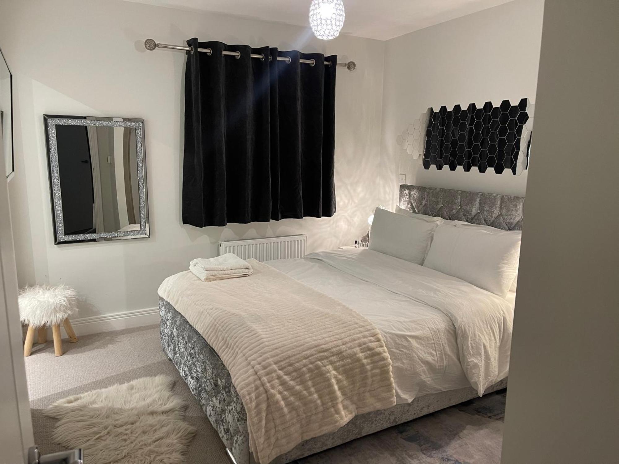 En-Suite Bedroom In A Family Home Near Gatwick Airport And Horley Station Hookwood Eksteriør bilde